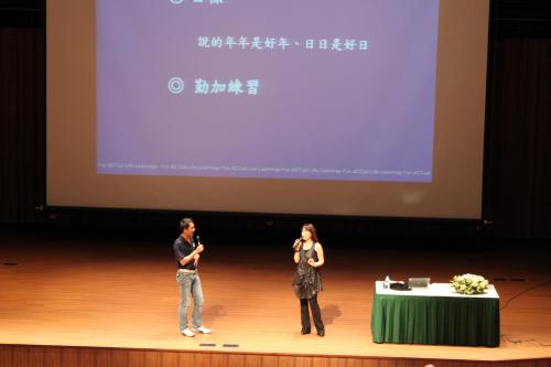 演講結束~主持人趁機邀請春禾劇團樹谷演出
